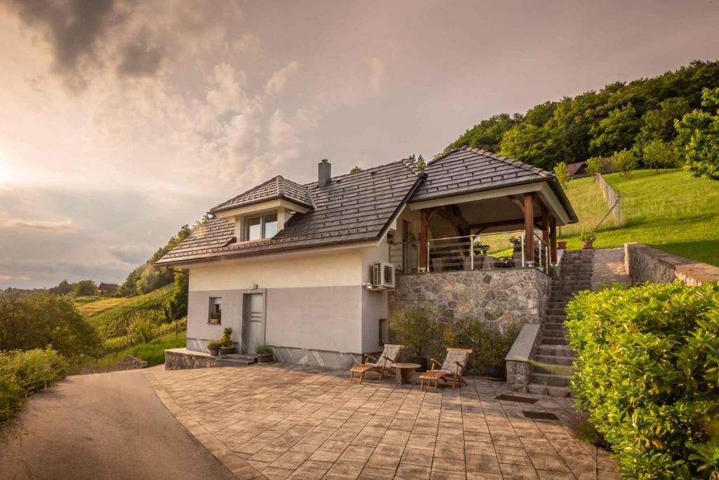 ein Haus auf einem Hügel mit einer Terrasse in der Unterkunft Holiday home in Smarjeske Toplice - Kranjska Krain 45723 in Smarjeske Toplice