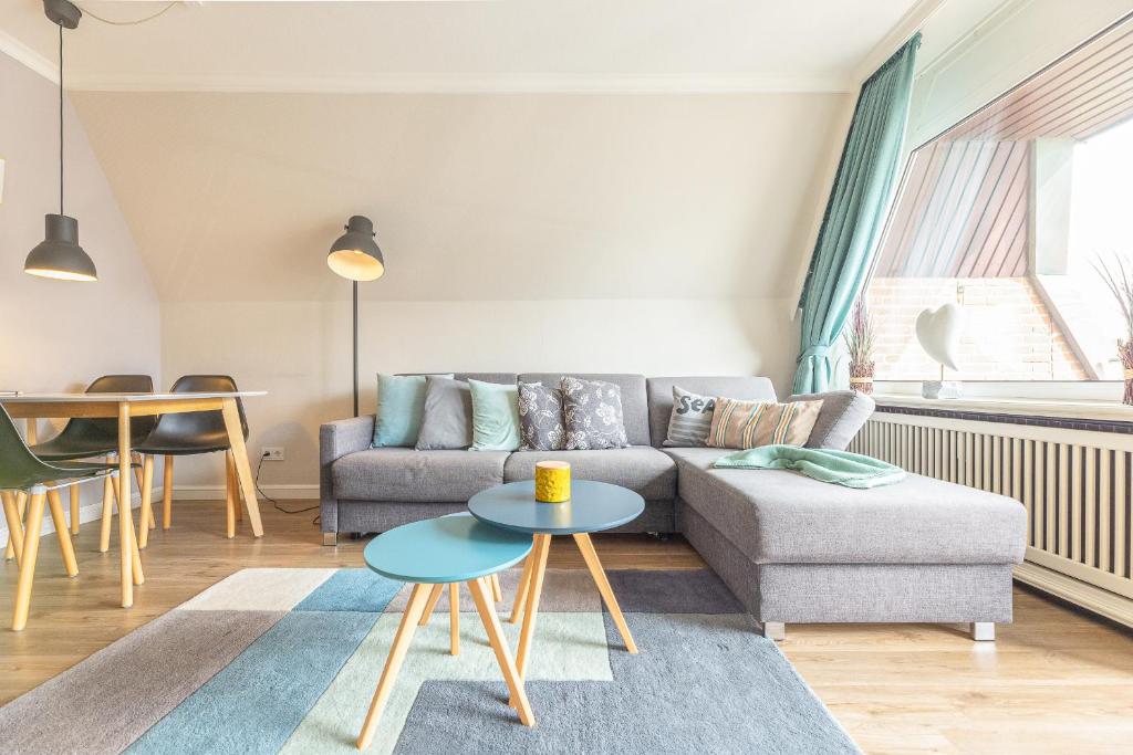 sala de estar con sofá y mesa en Appartement Sylter Glück, en Westerland