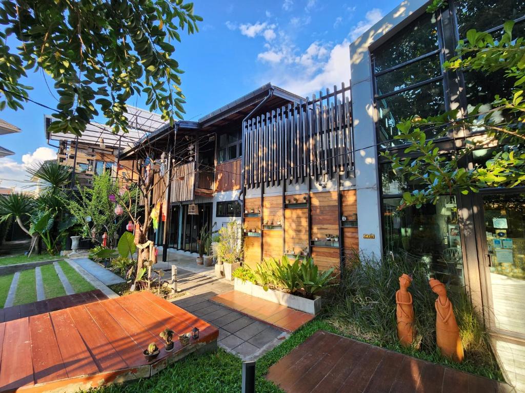 Zahrada ubytování Baan Mai Kradan Hostel Chiang Rai