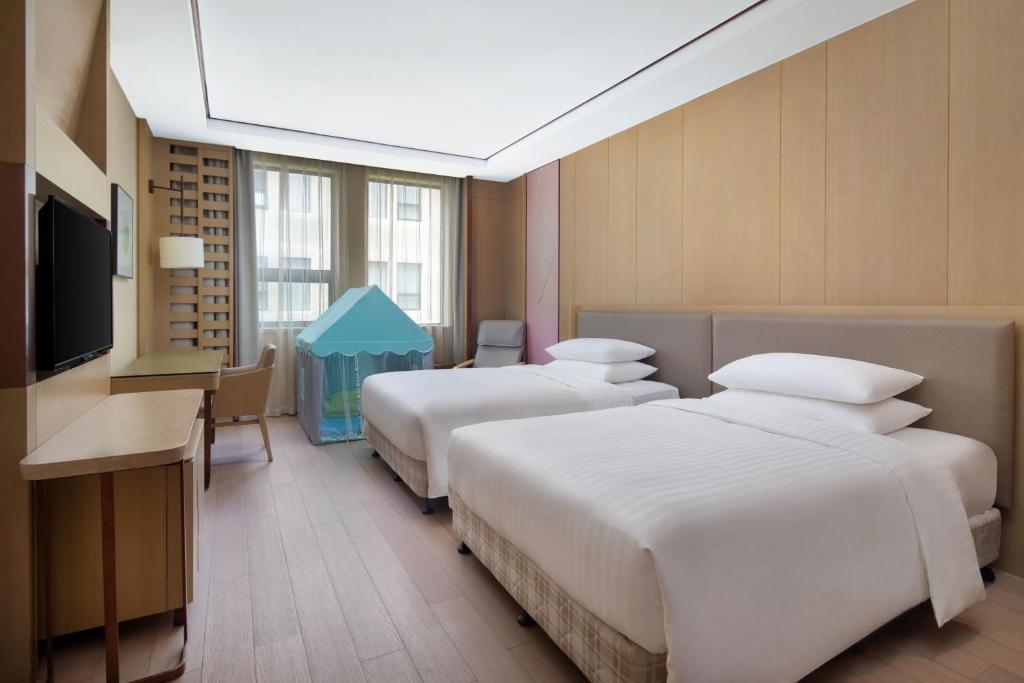 Postel nebo postele na pokoji v ubytování Courtyard by Marriott Shanghai International Tourism and Resorts Zone