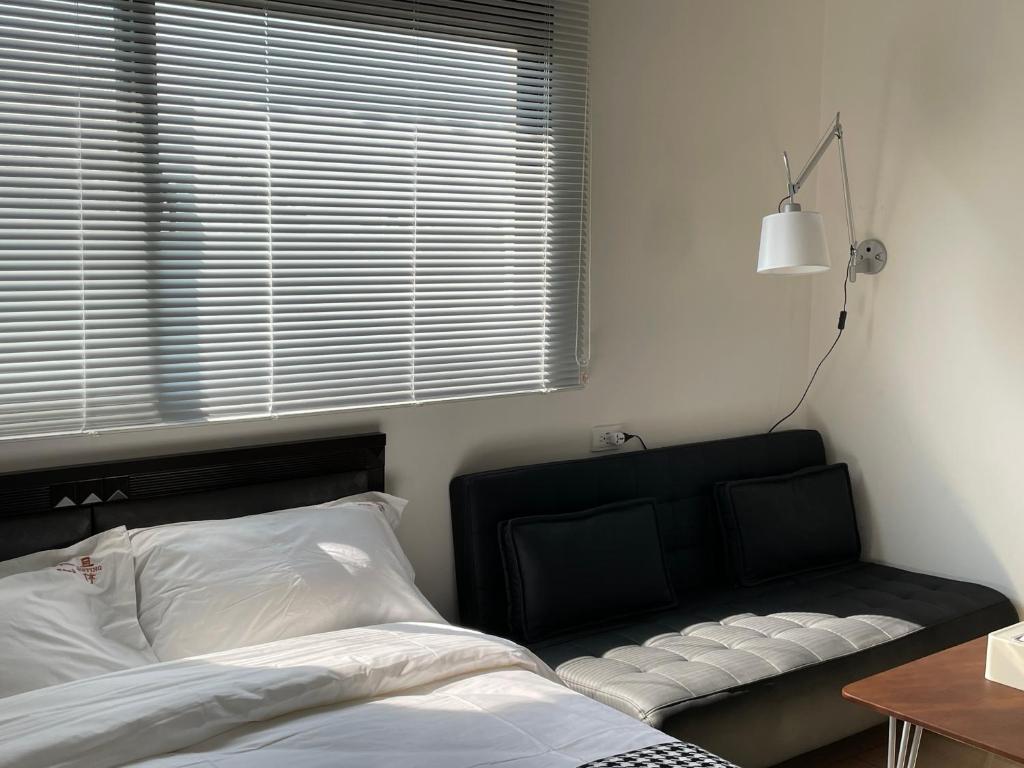 Postel nebo postele na pokoji v ubytování 金門且停民宿 可包棟 好停車 近市區