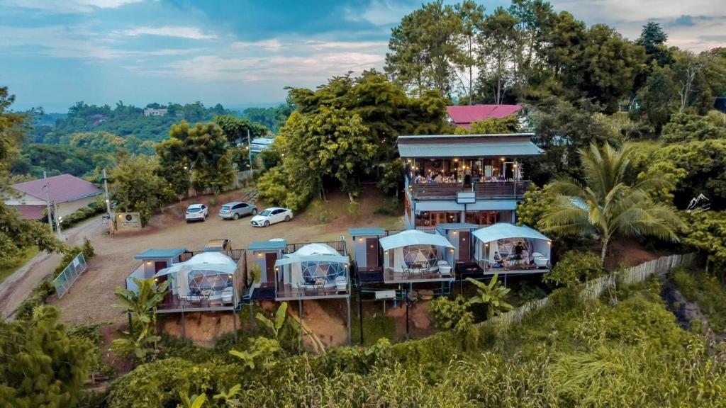 uma vista aérea de uma casa com pessoas na varanda em Style Paidoi Resort em Ban Pa Yang (3)