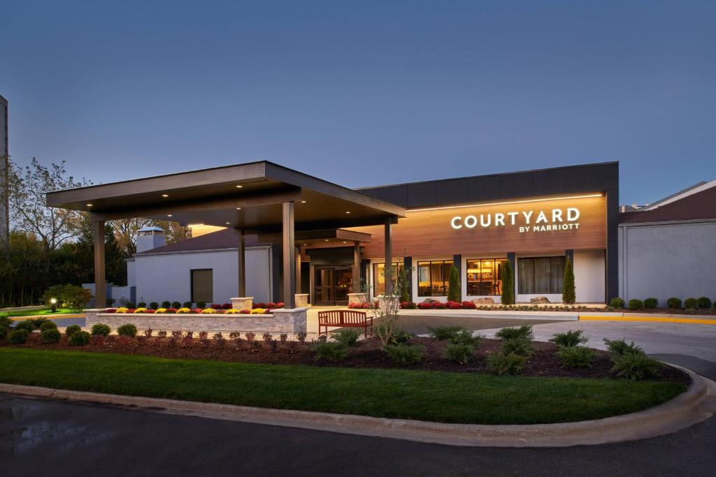 a building with a court yard market in front of it at Courtyard Chicago Oakbrook Terrace in Oakbrook Terrace