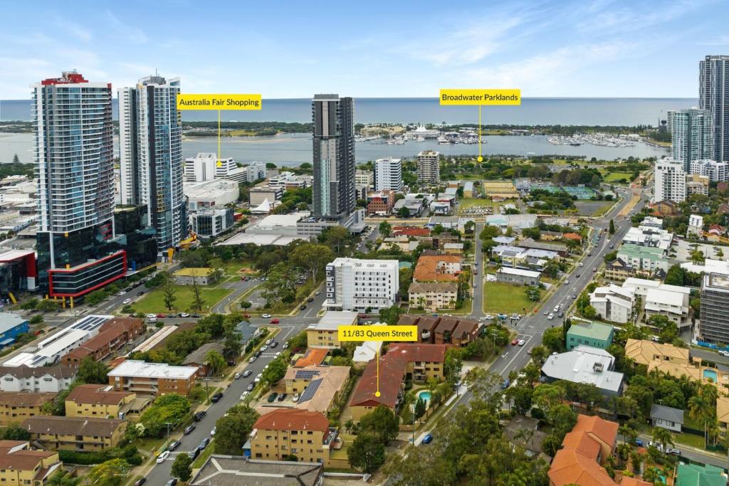 une vue aérienne sur une ville avec de grands bâtiments dans l'établissement no available do not book, à Gold Coast