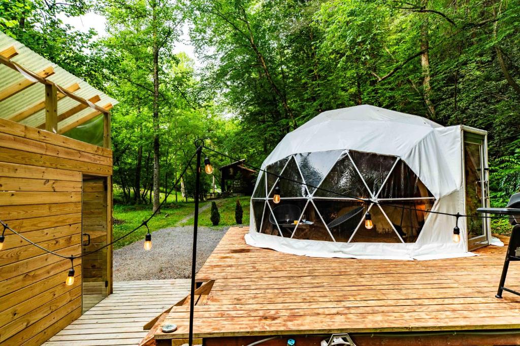 een grote tent op een houten terras bij Solace glamping in Sevierville