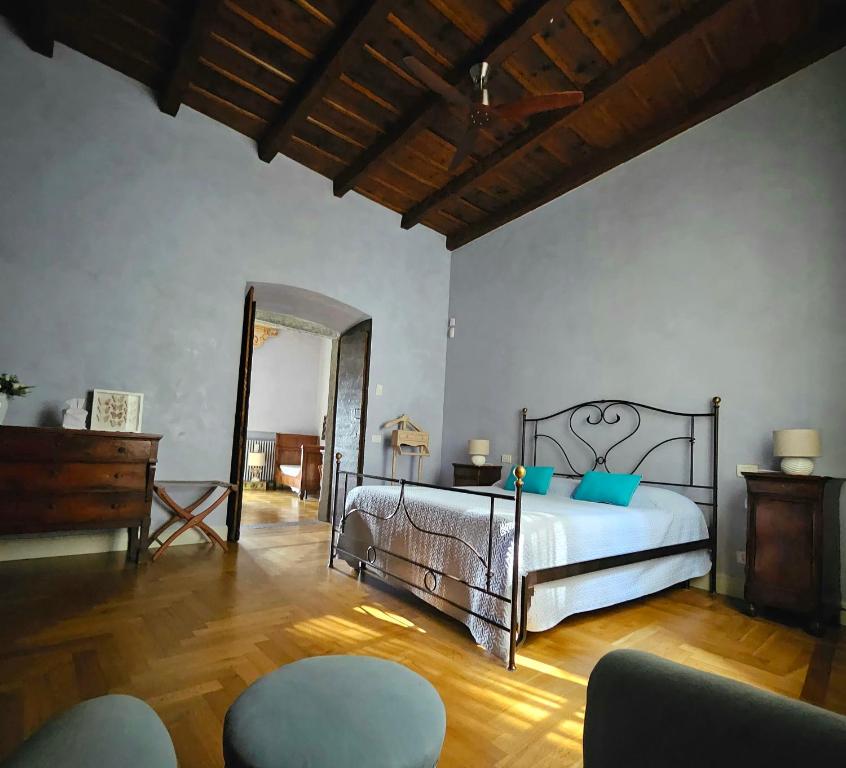 una camera con un letto e un grande specchio di B&B Dimora Delle Donnole Bergamo Alta a Bergamo