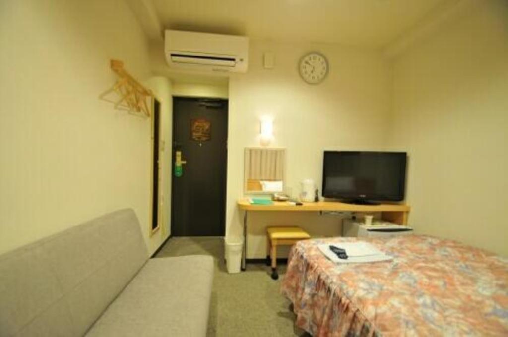 TV a/nebo společenská místnost v ubytování Hiroshima Ekimae Universal Hotel