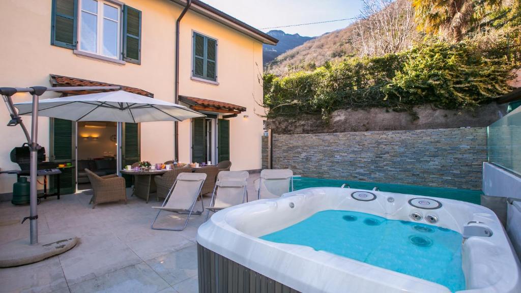 a jacuzzi tub in the backyard of a house at Villa Lucia Laglio in Laglio