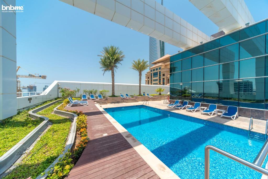 una piscina en la azotea de un edificio en bnbmehomes - Cozy modern JLT flat next to metro - 405, en Dubái