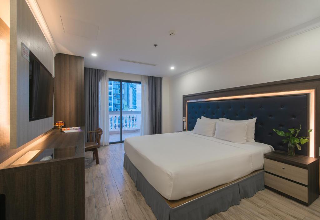 Giường trong phòng chung tại Seven Seas Hotel Nha Trang