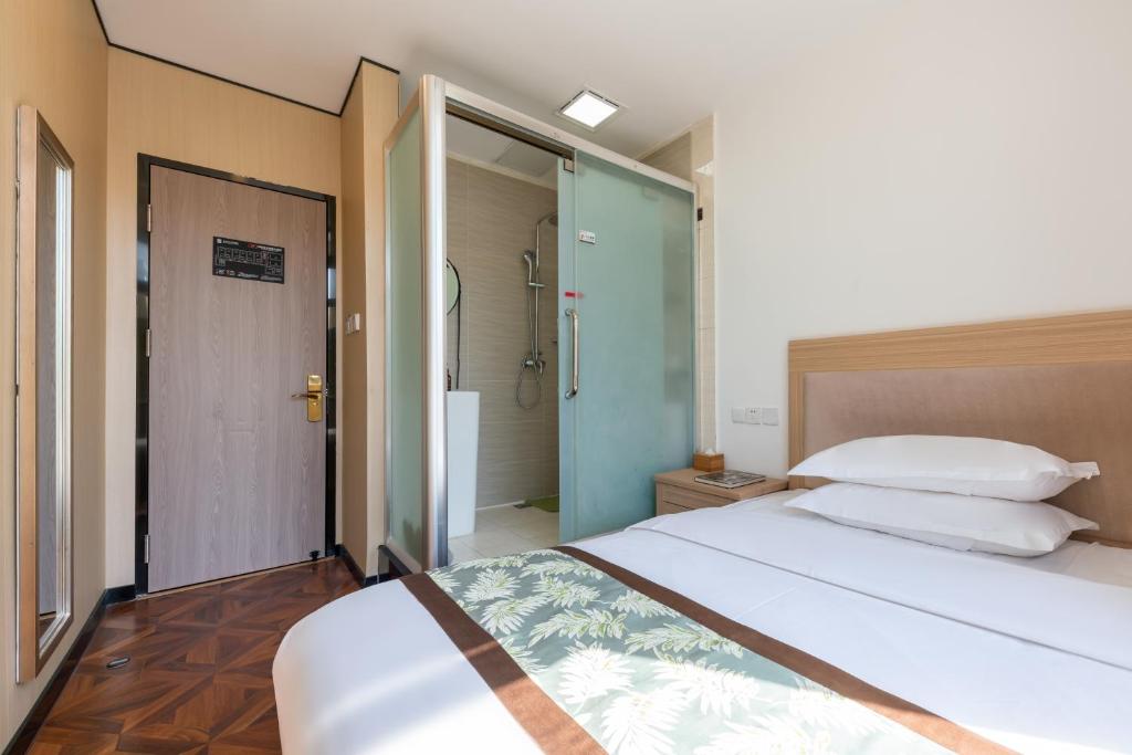 Postel nebo postele na pokoji v ubytování East Sacred Hotel ᴸᴱO Celebrating our 1st anniversary ---Foreign Accept English-Speaking Team--- 2 mins-walk to Subway丨Customized Tour Better-Live like a Local丨Near Tiananmen Forbidden丨Free Laundry,coffee,snacks and wifi-unlimited Software Leo