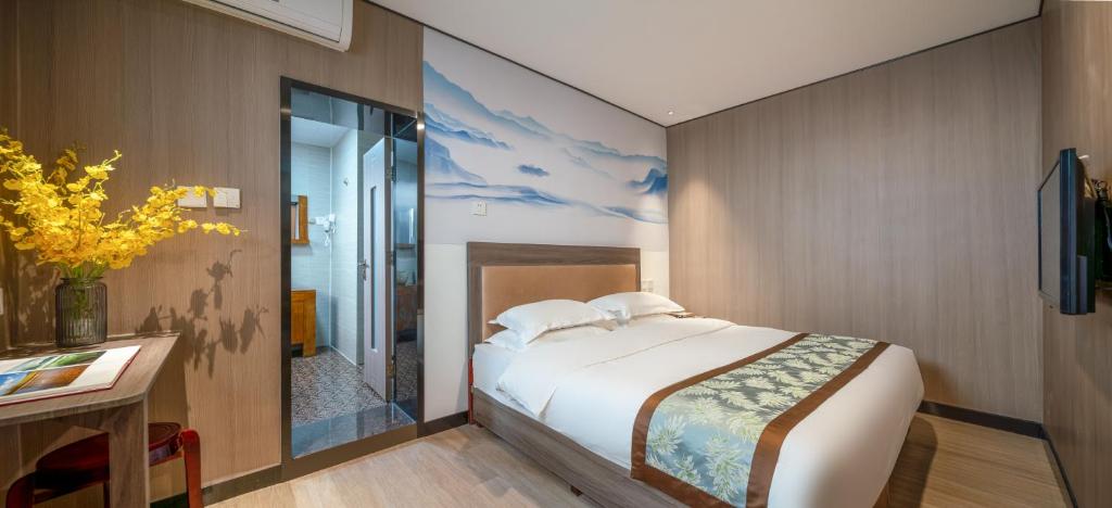Postel nebo postele na pokoji v ubytování East Sacred Hotel ᴸᴱO Celebrating our 1st anniversary ---Foreign Accept English-Speaking Team--- 2 mins-walk to Subway丨Customized Tour Better-Live like a Local丨Near Tiananmen Forbidden丨Free Laundry,coffee,snacks and wifi-unlimited Software Leo