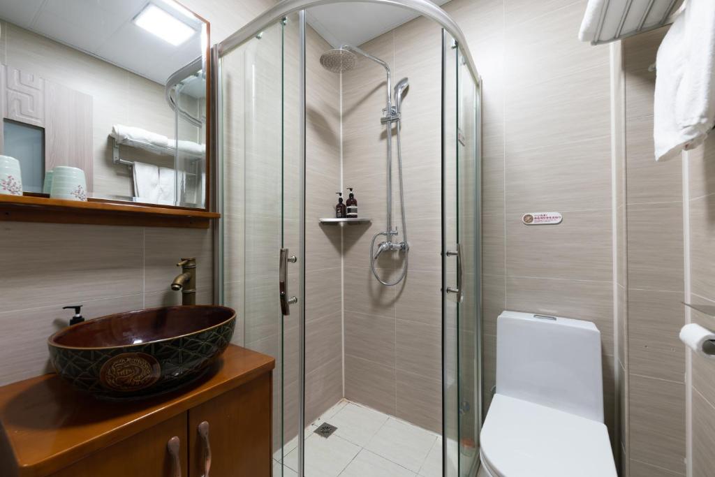 Koupelna v ubytování East Sacred Hotel ᴸᴱO Celebrating our 1st anniversary ---Foreign Accept English-Speaking Team--- 2 mins-walk to Subway丨Customized Tour Better-Live like a Local丨Near Tiananmen Forbidden丨Free Laundry,coffee,snacks and wifi-unlimited Software Leo