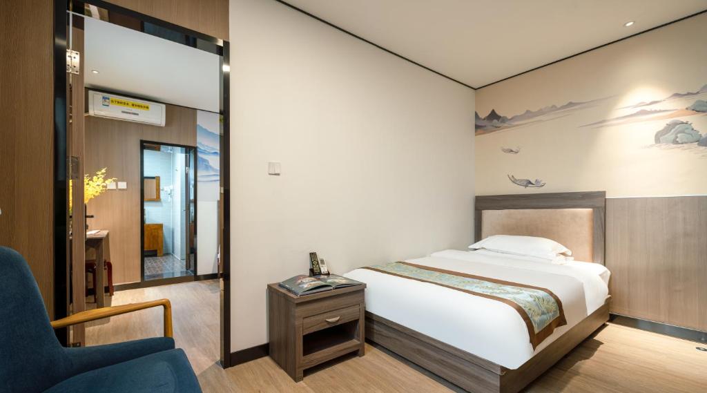 Postel nebo postele na pokoji v ubytování East Sacred Hotel ᴸᴱO Celebrating our 1st anniversary ---Foreign Accept English-Speaking Team--- 2 mins-walk to Subway丨Customized Tour Better-Live like a Local丨Near Tiananmen Forbidden丨Free Laundry,coffee,snacks and wifi-unlimited Software Leo
