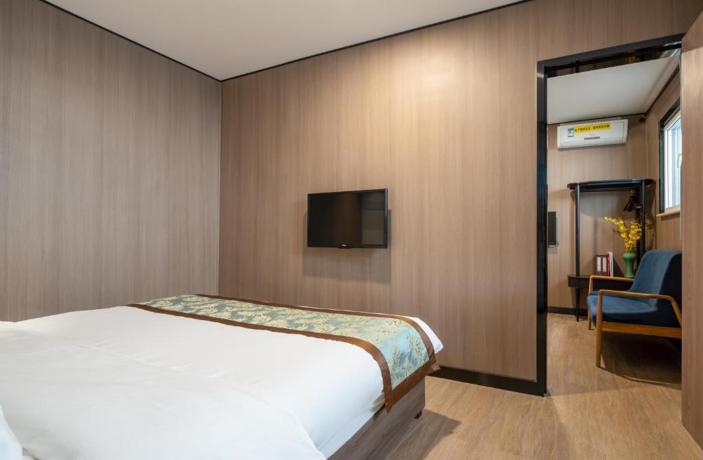 TV a/nebo společenská místnost v ubytování East Sacred Hotel ᴸᴱO Celebrating our 1st anniversary ---Foreign Accept English-Speaking Team--- 2 mins-walk to Subway丨Customized Tour Better-Live like a Local丨Near Tiananmen Forbidden丨Free Laundry,coffee,snacks and wifi-unlimited Software Leo