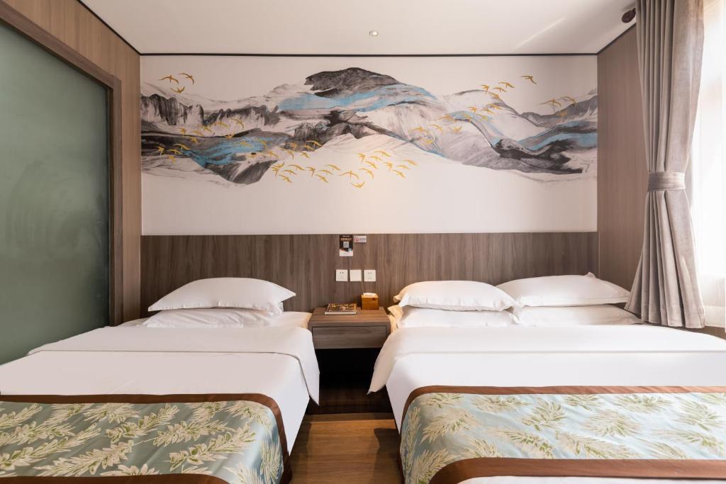 Postel nebo postele na pokoji v ubytování East Sacred Hotel ᴸᴱO Celebrating our 1st anniversary ---Foreign Accept English-Speaking Team--- 2 mins-walk to Subway丨Customized Tour Better-Live like a Local丨Near Tiananmen Forbidden丨Free Laundry,coffee,snacks and wifi-unlimited Software Leo