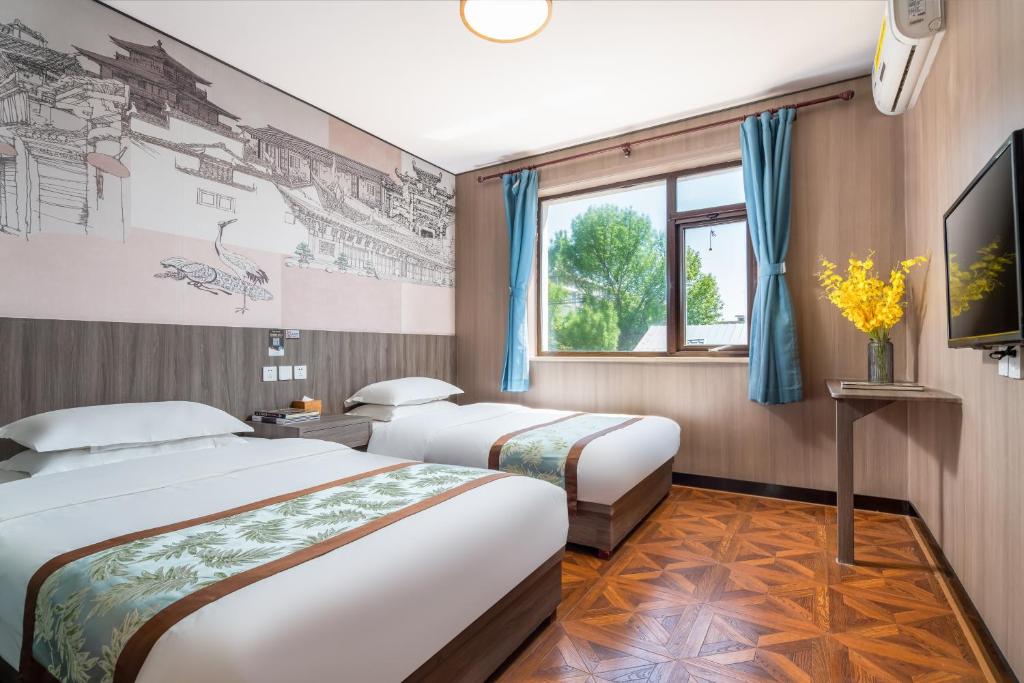 Postel nebo postele na pokoji v ubytování East Sacred Hotel ᴸᴱO Celebrating our 1st anniversary ---Foreign Accept English-Speaking Team--- 2 mins-walk to Subway丨Customized Tour Better-Live like a Local丨Near Tiananmen Forbidden丨Free Laundry,coffee,snacks and wifi-unlimited Software Leo