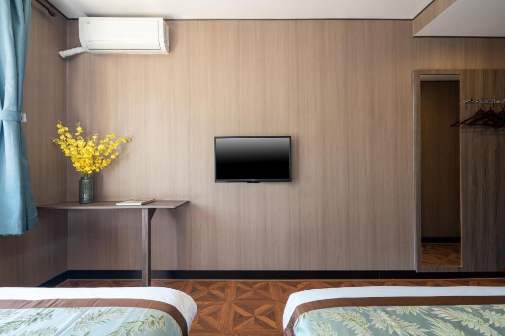 TV a/nebo společenská místnost v ubytování East Sacred Hotel ᴸᴱO Celebrating our 1st anniversary ---Foreign Accept English-Speaking Team--- 2 mins-walk to Subway丨Customized Tour Better-Live like a Local丨Near Tiananmen Forbidden丨Free Laundry,coffee,snacks and wifi-unlimited Software Leo