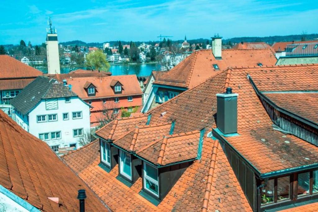 einen Blick auf die Dächer von Gebäuden in einer Stadt in der Unterkunft Ferienwohnungen Spiegel Felsgässele in Lindau