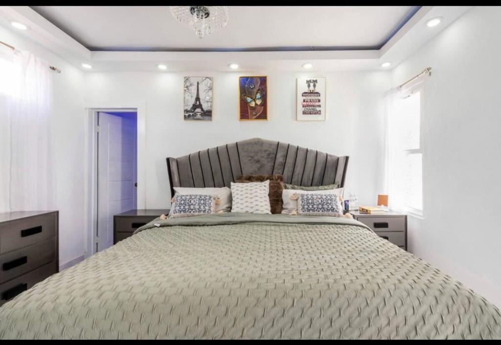 Кровать или кровати в номере Skyline tower TTB