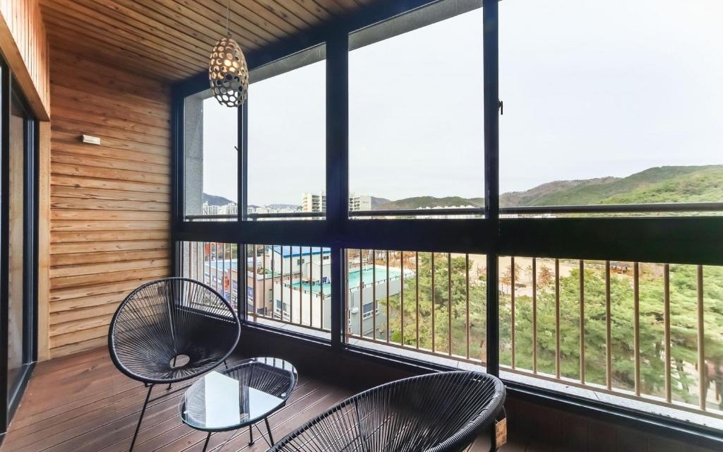 Nespecifikovaný výhled na hory nebo výhled na hory při pohledu z hotelu