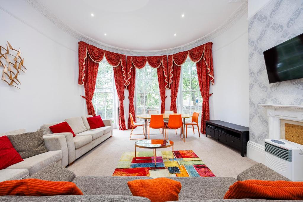 un soggiorno con divano e tavolo di Mansion House with Spacious Apartments close to Excel London and CanaryWharf a Londra