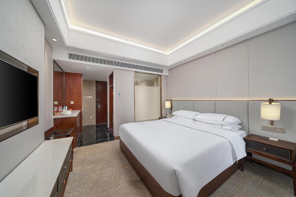 Postel nebo postele na pokoji v ubytování Lucky Holiday International Hotel Pazhou Convention and Exhibition Center Zhujiang New Town Branch - Free Shuttle Bus to Canton Fair Complex During Canton Fair Period & Overseas Buyers Registration Service & Free VPN Internet Access