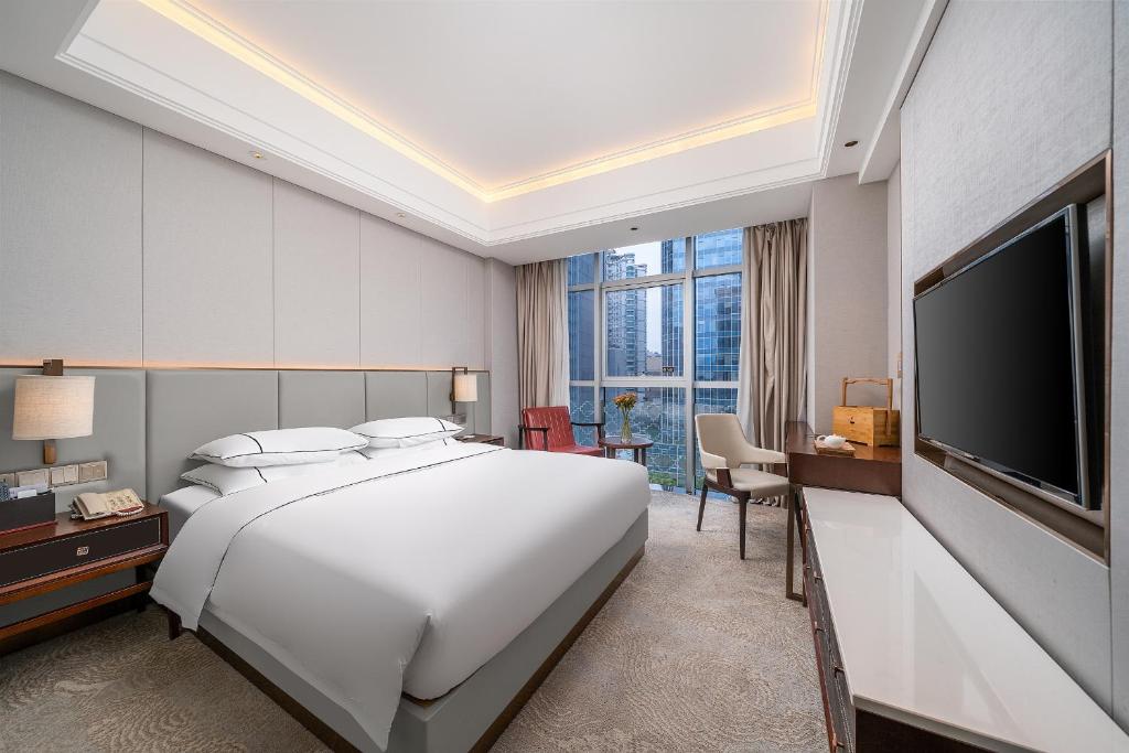 TV a/nebo společenská místnost v ubytování Lucky Holiday International Hotel Pazhou Convention and Exhibition Center Zhujiang New Town Branch - Free Shuttle Bus to Canton Fair Complex During Canton Fair Period & Overseas Buyers Registration Service & Free VPN Internet Access