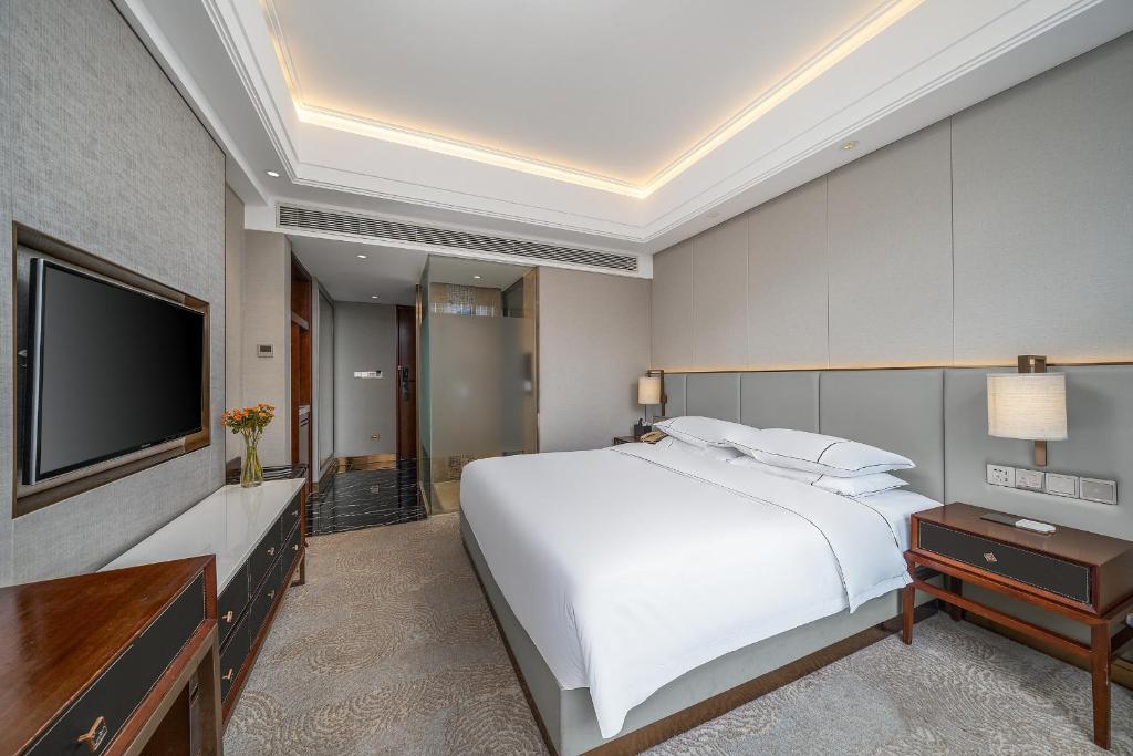 Postel nebo postele na pokoji v ubytování Lucky Holiday International Hotel Pazhou Convention and Exhibition Center Zhujiang New Town Branch - Free Shuttle Bus to Canton Fair Complex During Canton Fair Period & Overseas Buyers Registration Service & Free VPN Internet Access