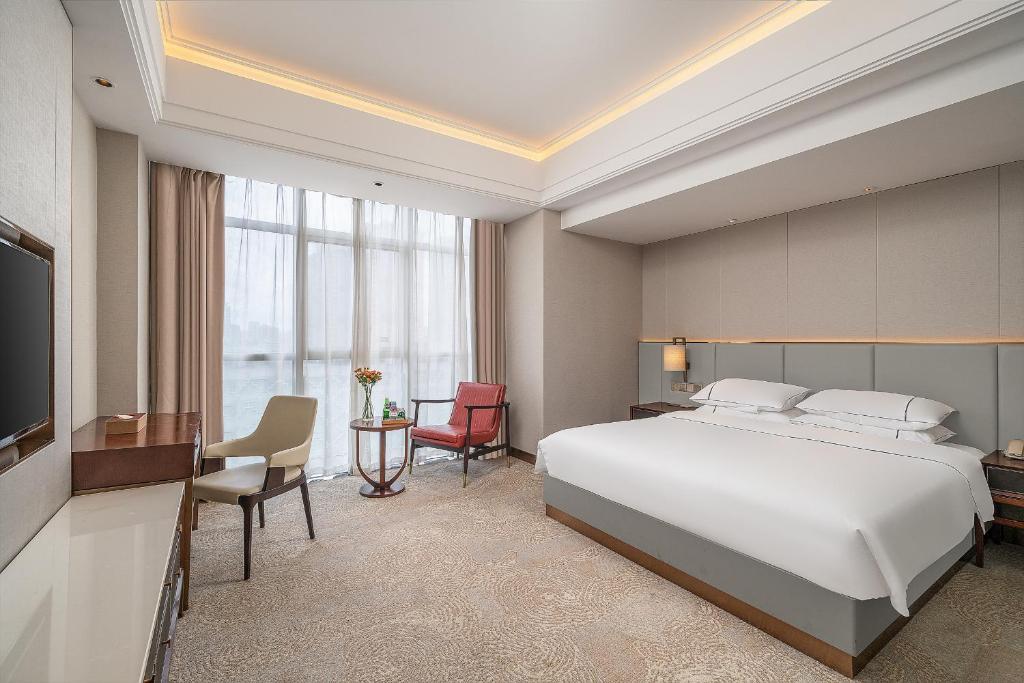 Postel nebo postele na pokoji v ubytování Lucky Holiday International Hotel Pazhou Convention and Exhibition Center Zhujiang New Town Branch - Free Shuttle Bus to Canton Fair Complex During Canton Fair Period & Overseas Buyers Registration Service & Free VPN Internet Access