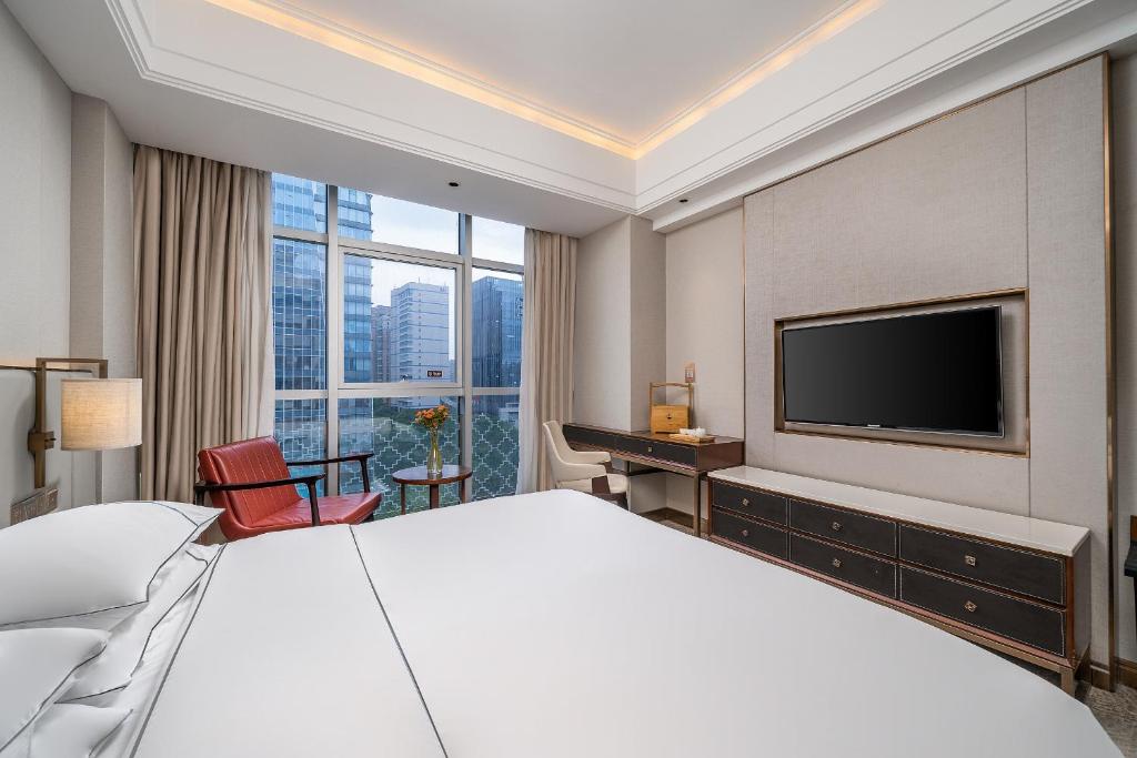 TV a/nebo společenská místnost v ubytování Lucky Holiday International Hotel Pazhou Convention and Exhibition Center Zhujiang New Town Branch - Free Shuttle Bus to Canton Fair Complex During Canton Fair Period & Overseas Buyers Registration Service & Free VPN Internet Access