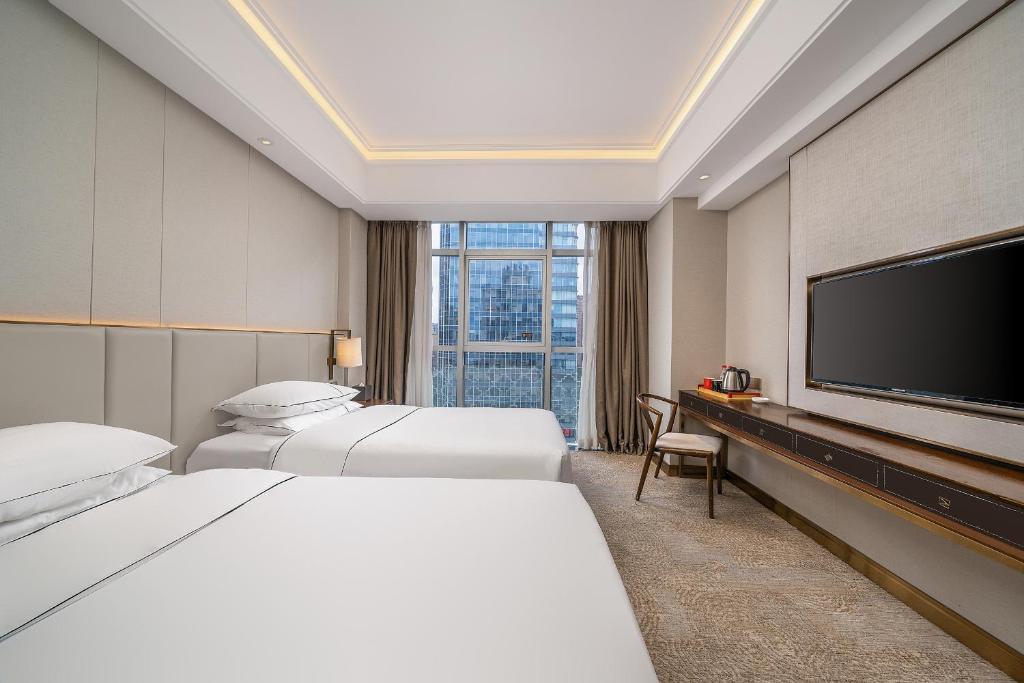 Postel nebo postele na pokoji v ubytování Lucky Holiday International Hotel Pazhou Convention and Exhibition Center Zhujiang New Town Branch - Free Shuttle Bus to Canton Fair Complex During Canton Fair Period & Overseas Buyers Registration Service & Free VPN Internet Access