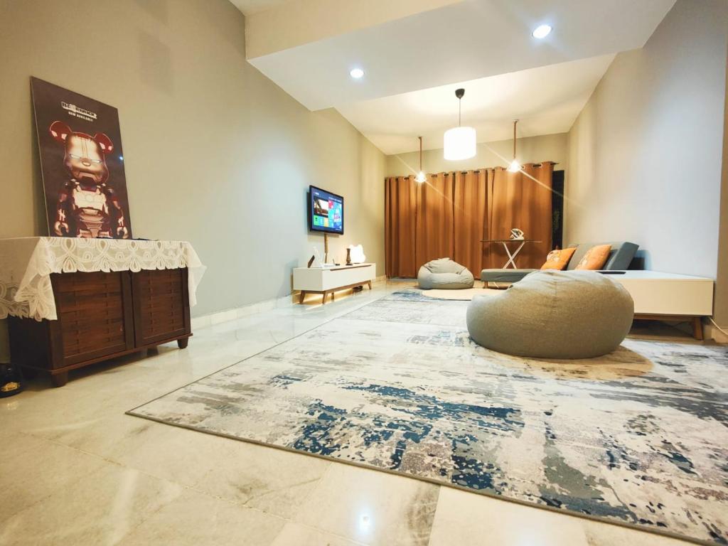 een woonkamer met een groot tapijt op de vloer bij The Jewel with FREE WiFi and Box TV in Bentong