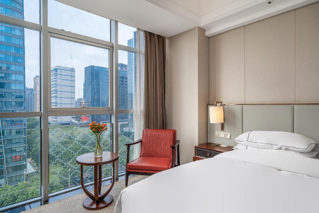 Postel nebo postele na pokoji v ubytování Lucky Holiday International Hotel Pazhou Convention and Exhibition Center Zhujiang New Town Branch - Free Shuttle Bus to Canton Fair Complex During Canton Fair Period & Overseas Buyers Registration Service & Free VPN Internet Access