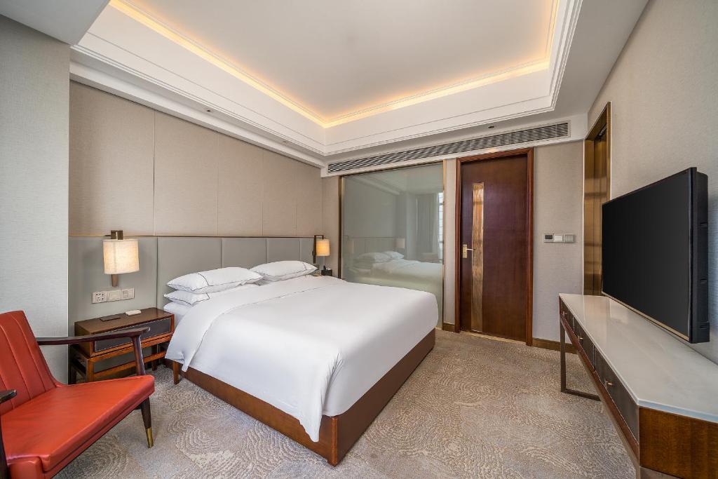 TV a/nebo společenská místnost v ubytování Lucky Holiday International Hotel Pazhou Convention and Exhibition Center Zhujiang New Town Branch - Free Shuttle Bus to Canton Fair Complex During Canton Fair Period & Overseas Buyers Registration Service & Free VPN Internet Access
