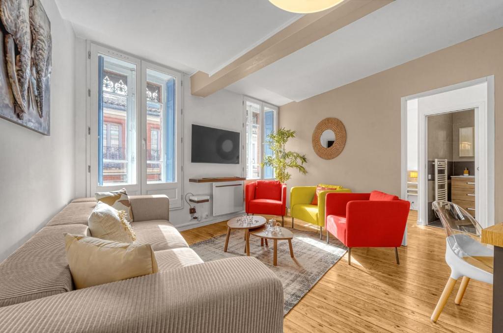 un salon avec un canapé et des chaises dans l'établissement Don Capitolium - A 2 pas de la place du Capitole, à Toulouse