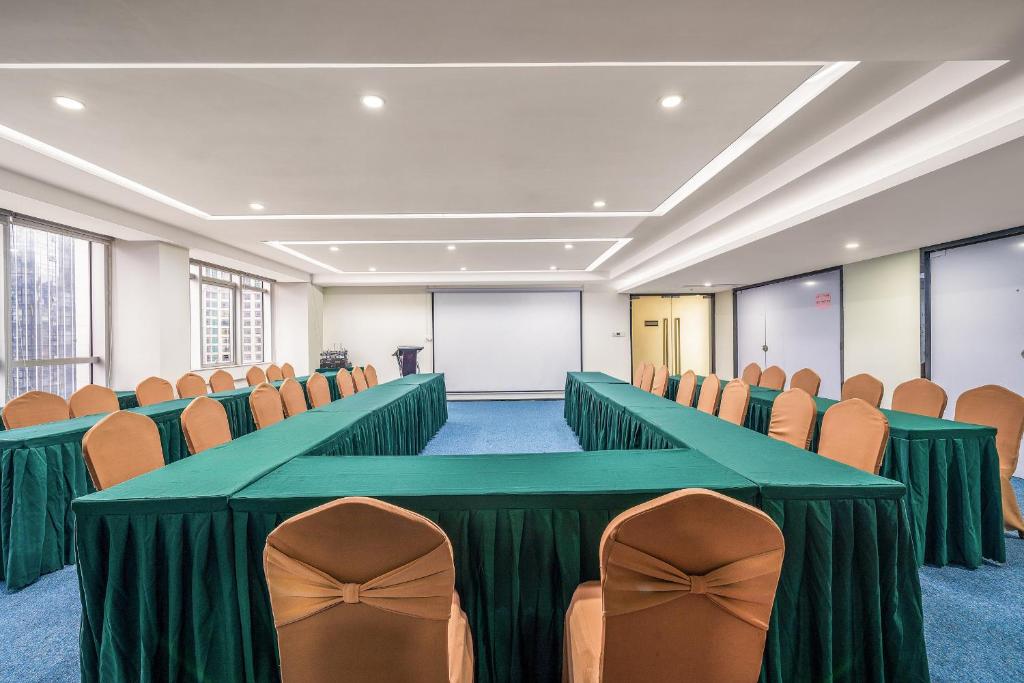 Konferenční prostory v ubytování Lucky Holiday International Hotel Pazhou Convention and Exhibition Center Zhujiang New Town Branch - Free Shuttle Bus to Canton Fair Complex During Canton Fair Period & Overseas Buyers Registration Service & Free VPN Internet Access