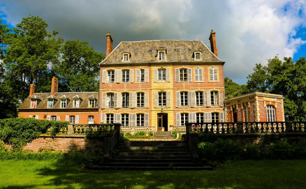 ein altes Haus mit einer Treppe davor in der Unterkunft Château de Bouillancourt en Sery in Bouillancourt-en-Séry