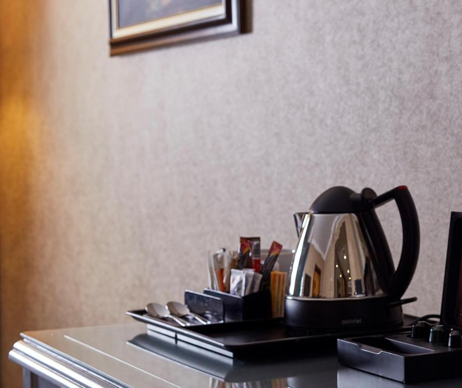 Comodidades para preparar café e chá em Hilton Alexandria Corniche Hotel