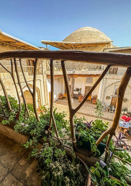 Taman di luar Amulet Hotel