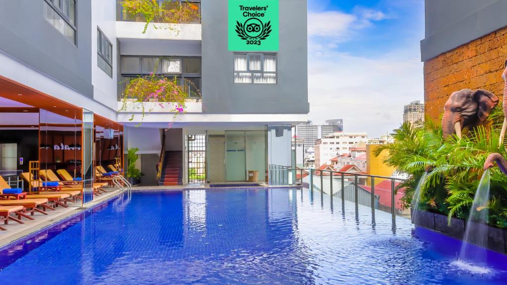 a large swimming pool on the side of a building at Poulo Wai Hotel & Apartment in Phnom Penh