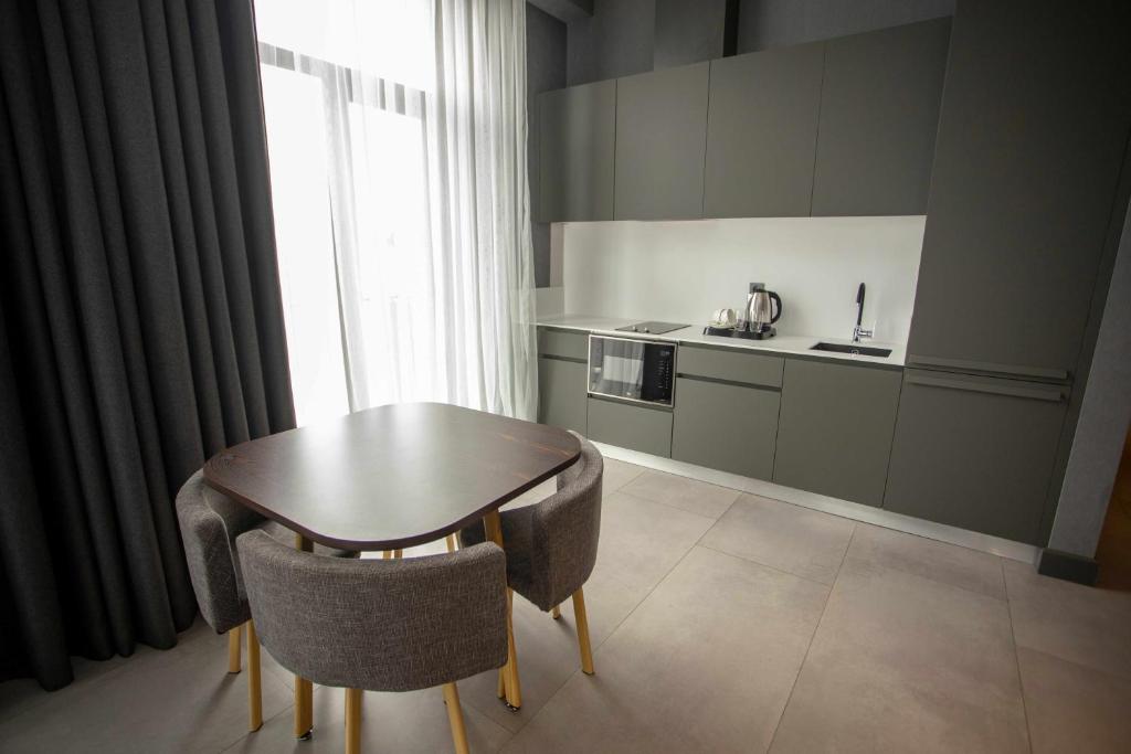 Kuchyň nebo kuchyňský kout v ubytování Gumbati Apart Hotel