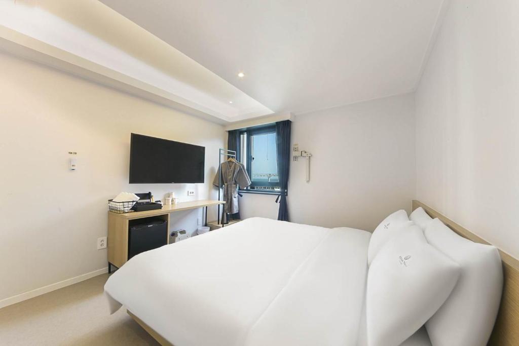 TV a/nebo společenská místnost v ubytování Bonatree Hotel