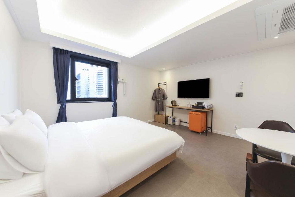 TV a/nebo společenská místnost v ubytování Bonatree Hotel