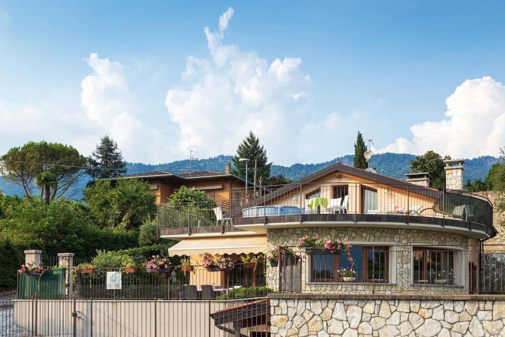 ComerioにあるVilla Sasso Il Bianco Varese Lakeの前に柵のある家