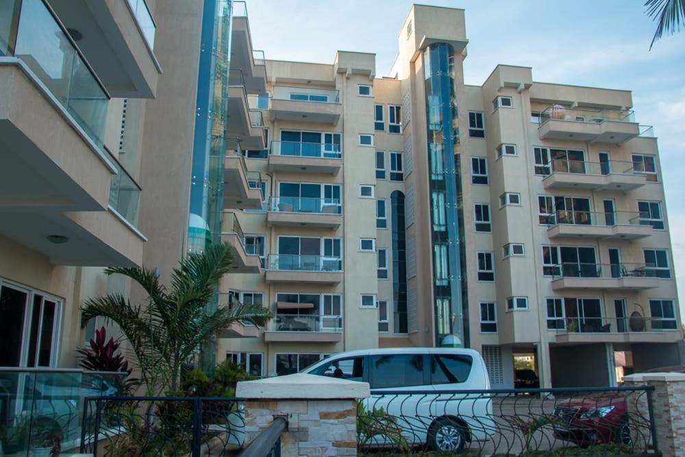 un coche aparcado frente a un gran edificio en Lux Suites Le Royal Apartments Nyali en Mombasa