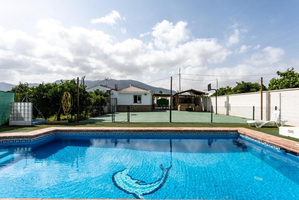 een zwembad voor een huis bij La Casa de los Recuerdos in Málaga