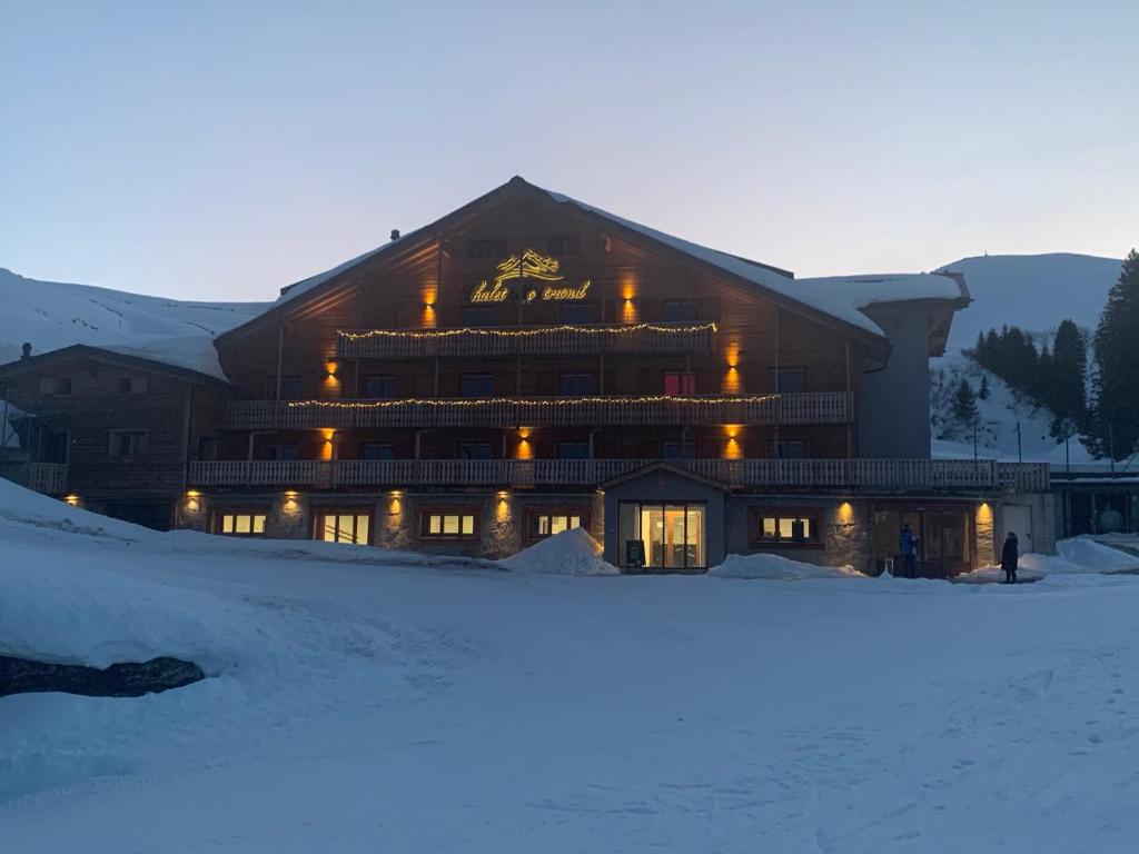 Nespecifikovaný výhled na hory nebo výhled na hory při pohledu z hotelu