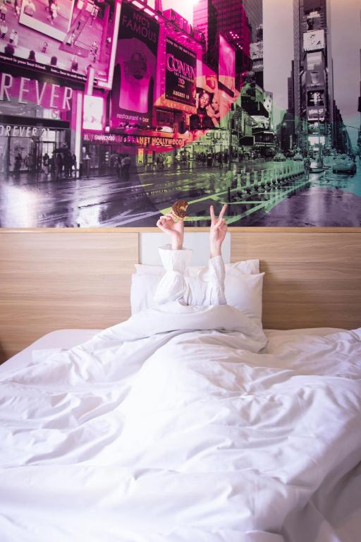 Postel nebo postele na pokoji v ubytování Cleo Business Hotel Walikota Mustajab City Center