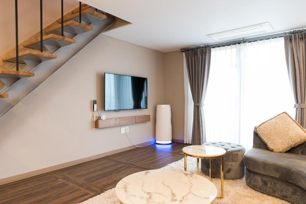 TV a/nebo společenská místnost v ubytování MJ Resort